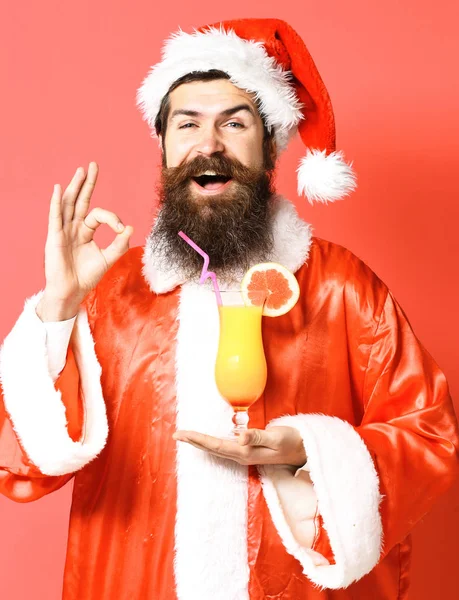 Przystojny brodaty Święty Mikołaj człowiek — Zdjęcie stockowe