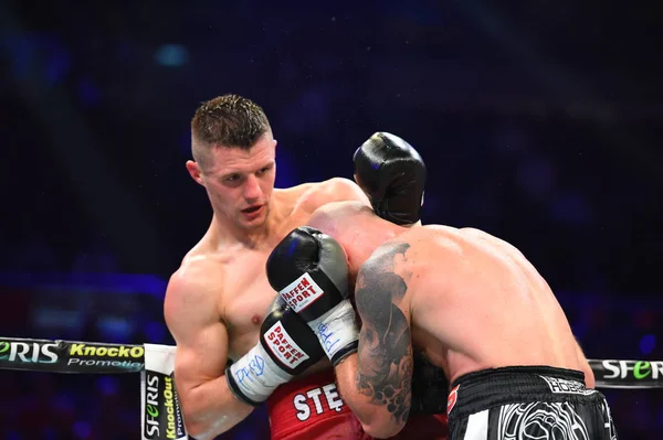 Um boxers não identificados no ringue durante a luta por pontos de classificação — Fotografia de Stock