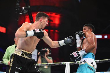 Kimliği belirsiz bir boksörler sıralaması için kavga sırasında halka