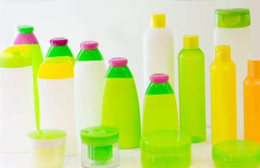 boş güzellik ürünleri plastik şişeler