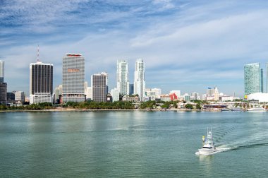 Mavi bulutlu gökdelenli Miami gökdelenlerinin hava manzarası, tekne yelkeni