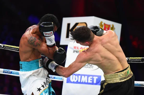 Ein unbekannter Boxer im Ring während des Kampfes um Ranglistenpunkte — Stockfoto