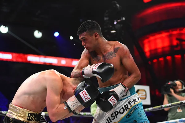 Ein unbekannter Boxer im Ring während des Kampfes um Ranglistenpunkte — Stockfoto