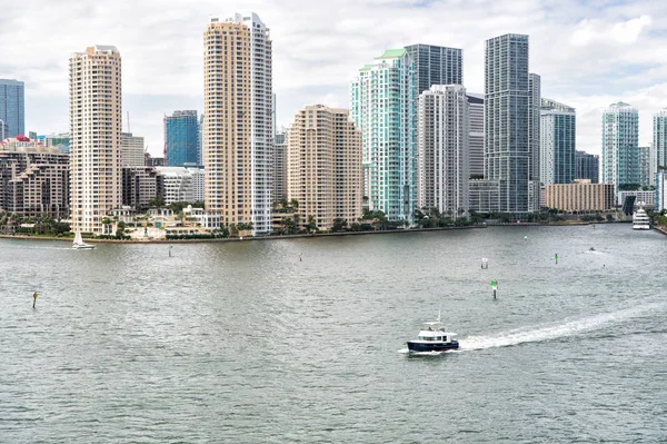 Aerial view of Miami skyscrapers with blue cloudy sky, boat sail — Stock Photo, Image