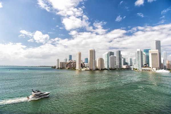 Vista aérea de los rascacielos de Miami con cielo azul nublado, vela de barco — Foto de Stock