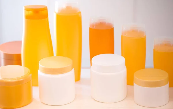 Boş güzellik ürünleri plastik şişeler — Stok fotoğraf