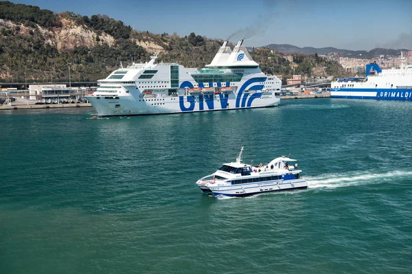 Büyük ve küçük gemilerin liman girin