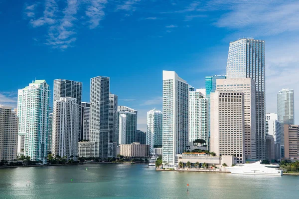 Miami, marinmålning med skyskrapor i Bayside — Stockfoto