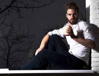 Yakışıklı, sakallı, maço, seksi adam.