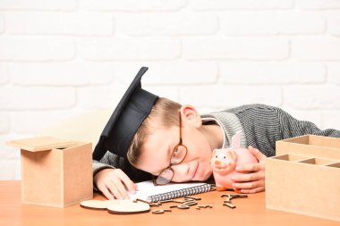 Genç, sevimli, küçük öğrenci.