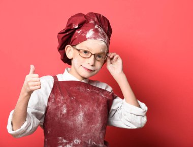 Lekeli tatlı aşçı çocuk.