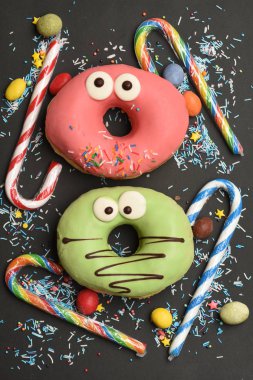 Siyah arka plan üzerine komik sırlı çörek