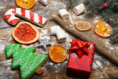 Renkli Noel süslemesi