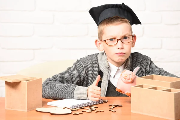 Jovem bonito pequeno aluno menino — Fotografia de Stock