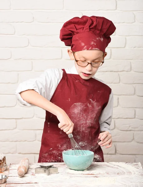 Manchado lindo cocinero chico — Foto de Stock