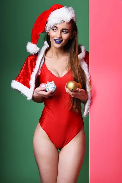 Ziemlich lächelnd sexy Weihnachtsmann Mädchen — Stockfoto