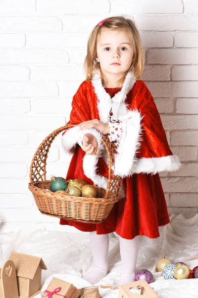 Молода мила блондинка Різдвяна дівчина — стокове фото