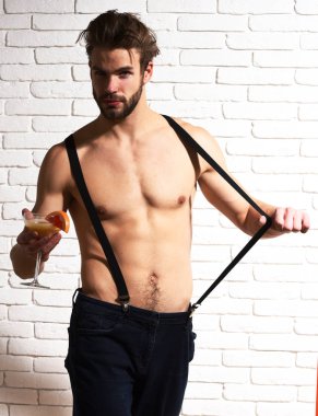 Yakışıklı, sakallı, maço, seksi adam.