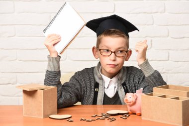 Genç, sevimli, küçük öğrenci.