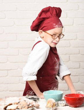 Lekeli tatlı aşçı çocuk.