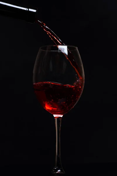 Copa con gotas de vino tinto — Foto de Stock