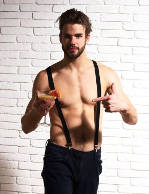 Yakışıklı, sakallı, maço, seksi adam.