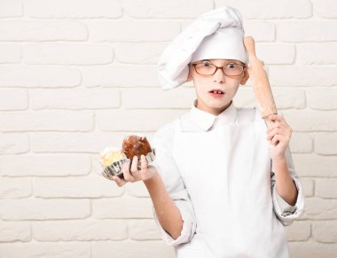 Lekeli tatlı aşçı çocuk.