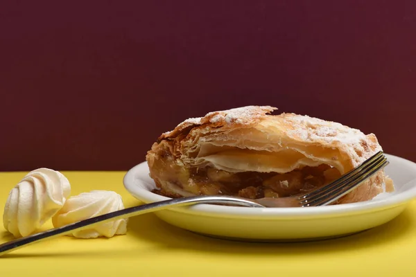 Strudel di mele vicino ai marshmallow — Foto Stock