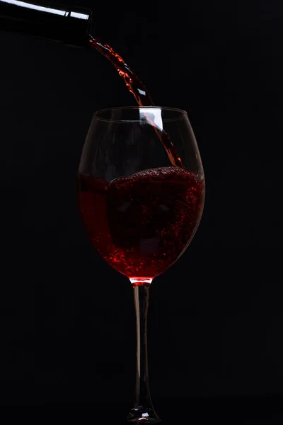 Bicchiere con gocce di vino rosso — Foto Stock
