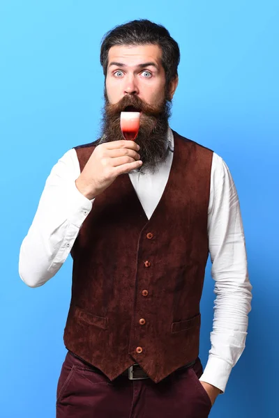 Hombre barbudo guapo sorprendido — Foto de Stock