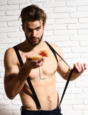 Yakışıklı, sakallı, maço, seksi adam.