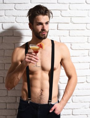 Yakışıklı, sakallı, maço, seksi adam.