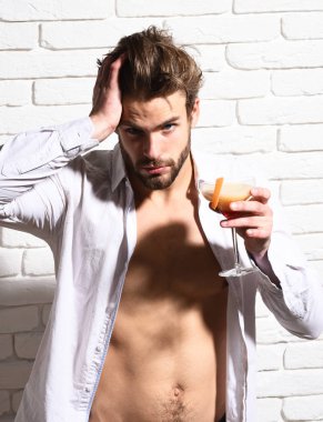 Yakışıklı, sakallı, maço, seksi adam.