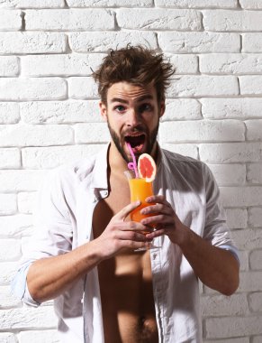 yakışıklı sakallı şaşırmış seksi adam