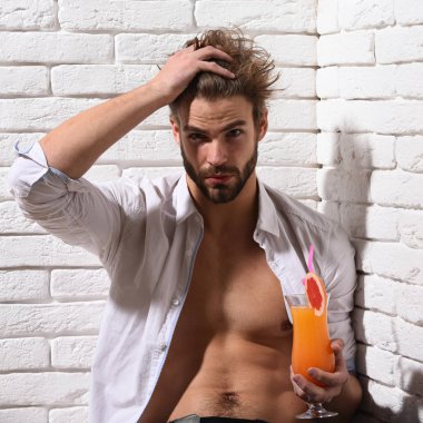 Yakışıklı, sakallı, maço, seksi adam.