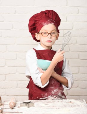 Lekeli tatlı aşçı çocuk.