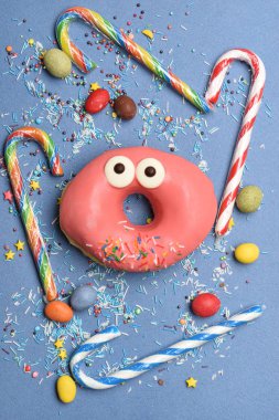 Pembe komik sürpriz çörek