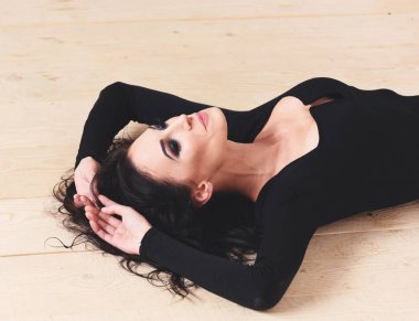 Siyah elbiseli seksi kız.