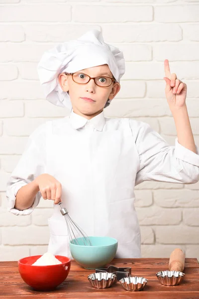 Şaşırmış çocuk sevimli aşçı şefi. — Stok fotoğraf