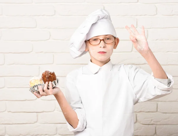 Obarvený roztomilý kuchař kluk — Stock fotografie