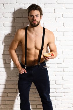 Yakışıklı, sakallı, maço, seksi adam.