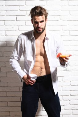 Yakışıklı, sakallı, maço, seksi adam.