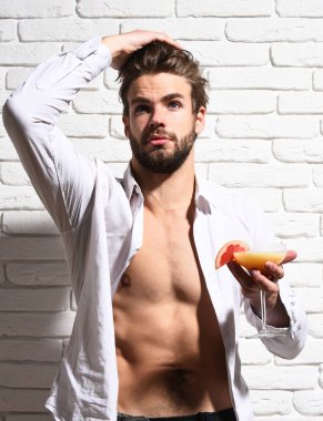 Yakışıklı, sakallı, maço, seksi adam.