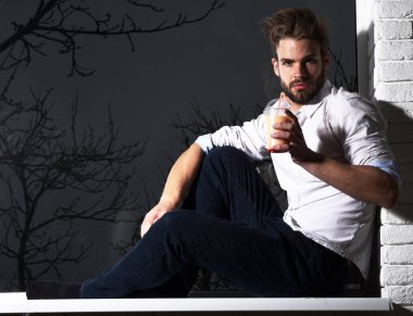 Yakışıklı, sakallı, maço, seksi adam.