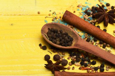 Aromatik renkli baharat