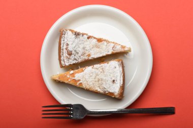 elmalı turta beyaz plaka üzerinde