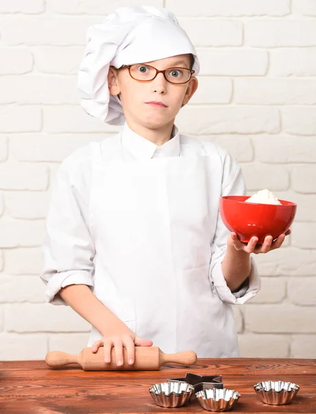 Garçon surpris cuisinier mignon chef — Photo