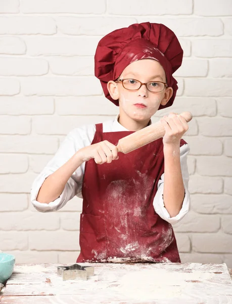 Poplamiony słodkie kucharz chłopiec — Zdjęcie stockowe