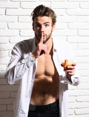 Yakışıklı, sakallı, maço, seksi adam.