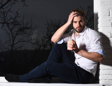 Yakışıklı, sakallı, maço, seksi adam.